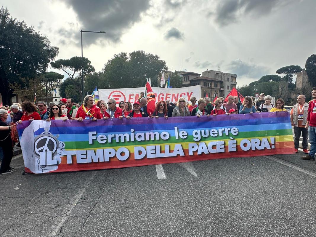 Roma, manifestazione per la pace: “Fermiamo le guerre”. Migliaia di persone in piazza nella Capitale