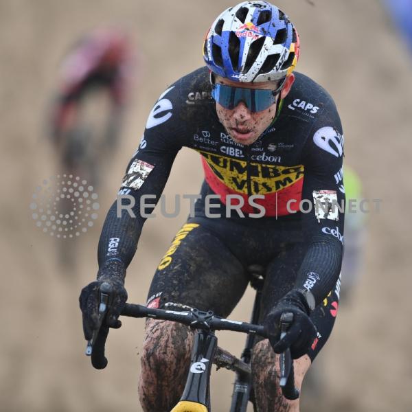 Ciclismo, Van Aert e Dumoulin chiedono nuove regole sul Covid