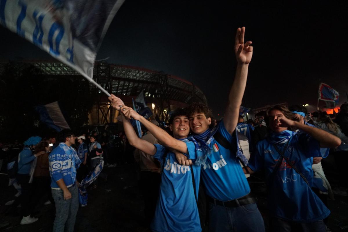 Festa scudetto Napoli, una nave “naviga” lungo le strade della citt…