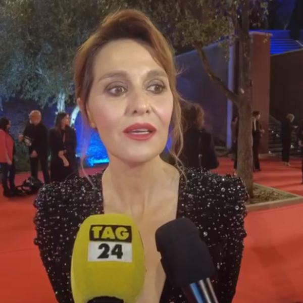 Paola Cortellesi alla presentazione di “C’è ancora domani”: “Le canzoni hanno ispirato le scene di violenza, il contrasto mi sembrava ideale” | VIDEO