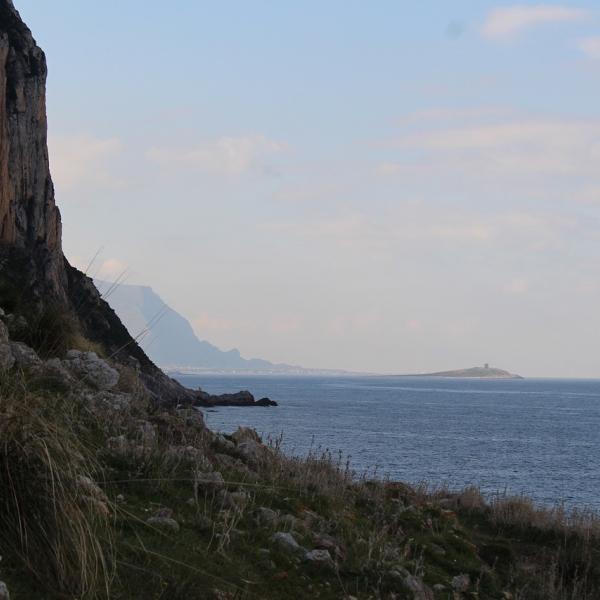 Violenza sessuale a Palermo, 15enne denuncia abuso sul lungo mare all’Addaura