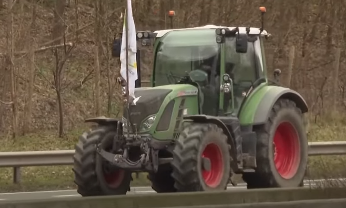 Bruxelles, protesta degli agricoltori davanti al Parlamento europeo: oltre mille trattori assediano la città | VIDEO