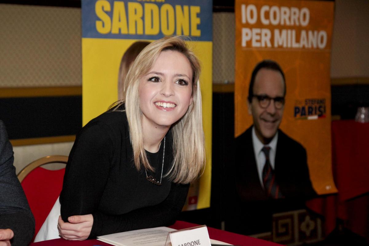 Silvia Sardone (Lega) presenta il suo libro ‘Mai sottomessi’ e denu…