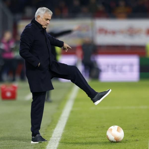 Salisburgo Roma, Mourinho: “C’è un rigore netto per noi”. Sovraccarico al flessore per Dybala