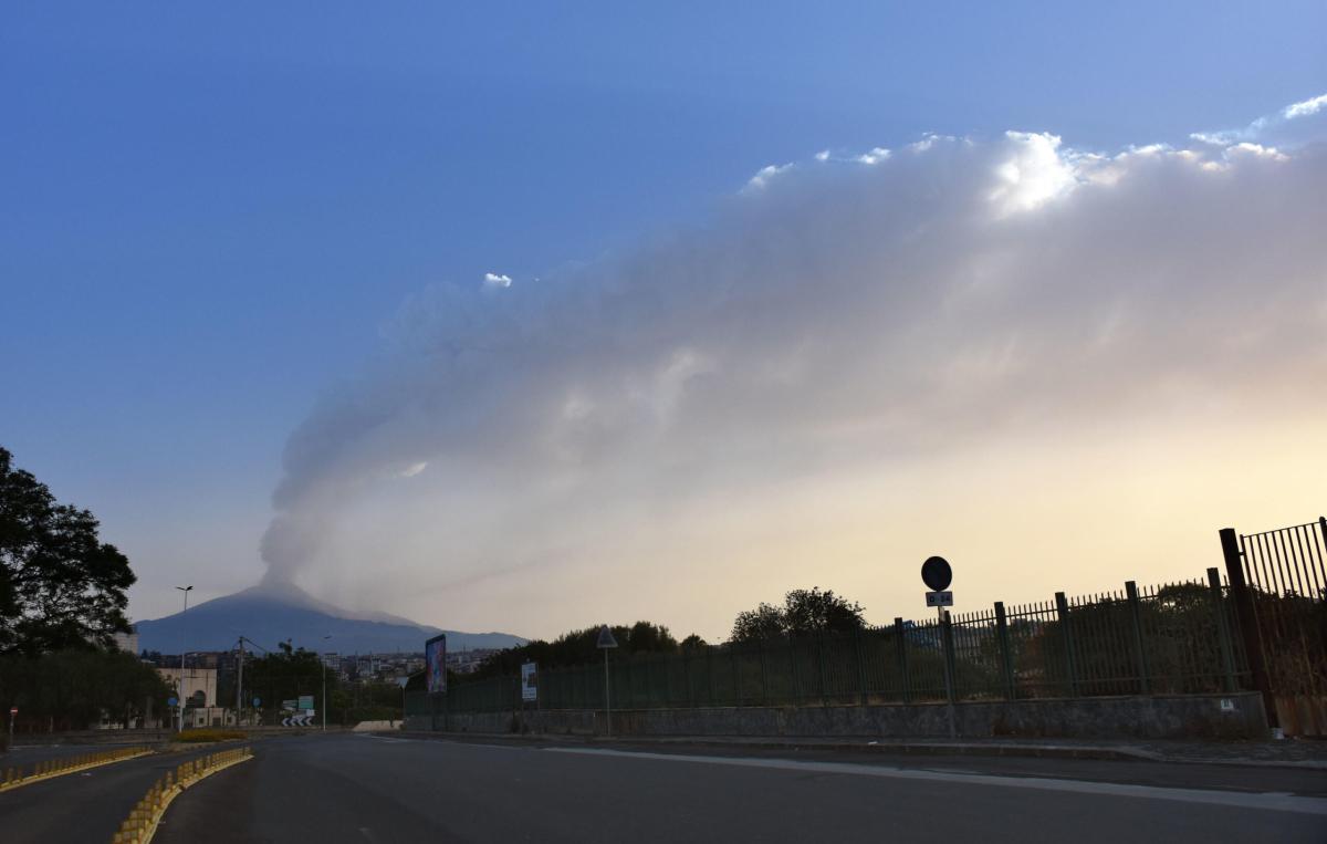 Eruzione Etna, ripresa l’attività del vulcano: ritardi all’aeroporto di Catania, voli dirottati su Palermo