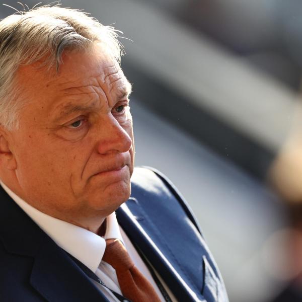 Ungheria, il premier Orban aggredito da un manifestante durante una conferenza stampa al Parlamento Europeo | VIDEO