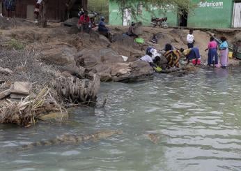 Alluvione in Kenya, autista estratto dal suo veicolo | VIDEO