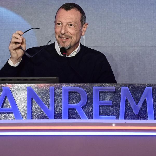 Amadeus rompe il silenzio su Sanremo, la telefonata in diretta a Fiorello: “Io rimango in Rai e lavoro serenamente a Sanremo”