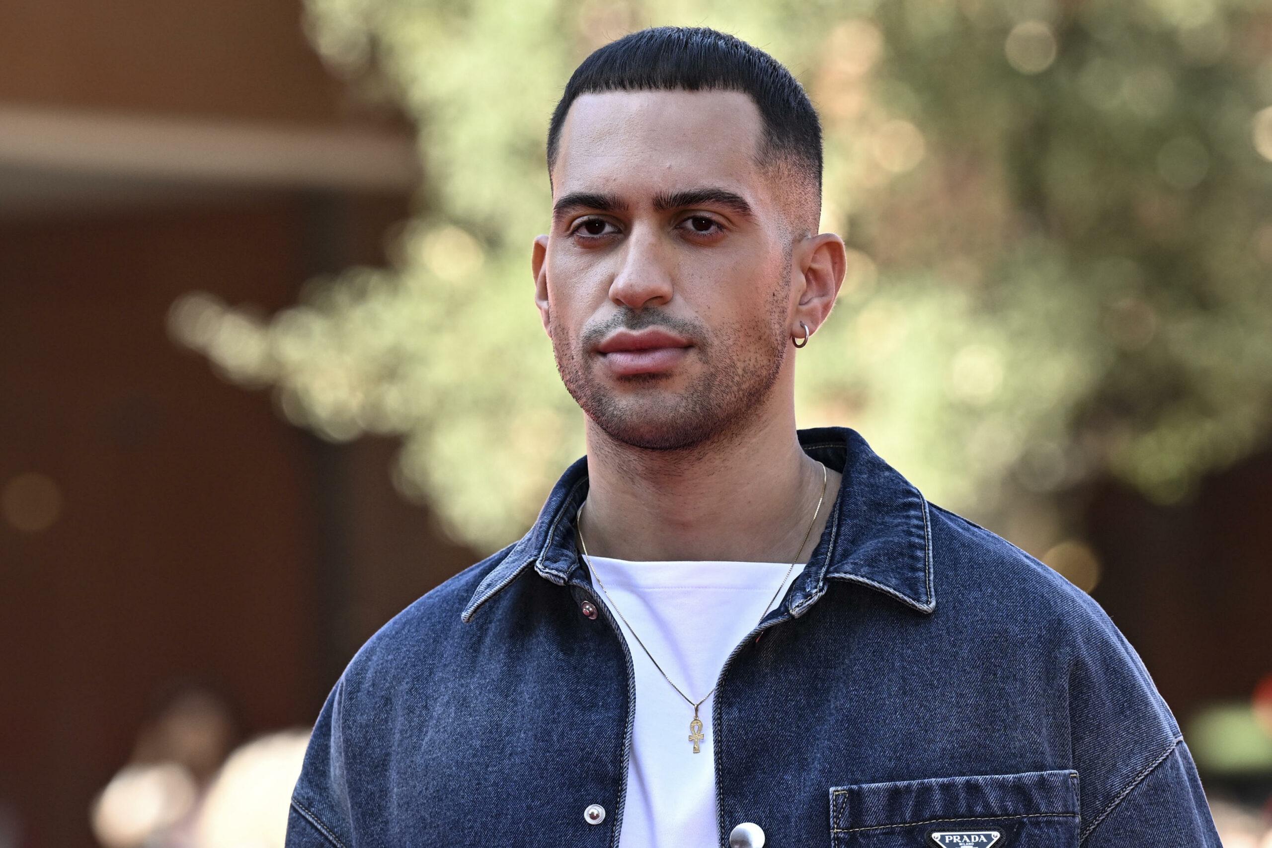 Mahmood annuncia l’uscita di “Nei letti degli altri”: quando esce, significato e cover del nuovo album del concorrente in gara a Sanremo 2024