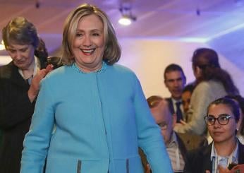 Hillary Clinton balla La Macarena con i Los del Río a Siviglia. L’ex first lady scatenata | VIDEO