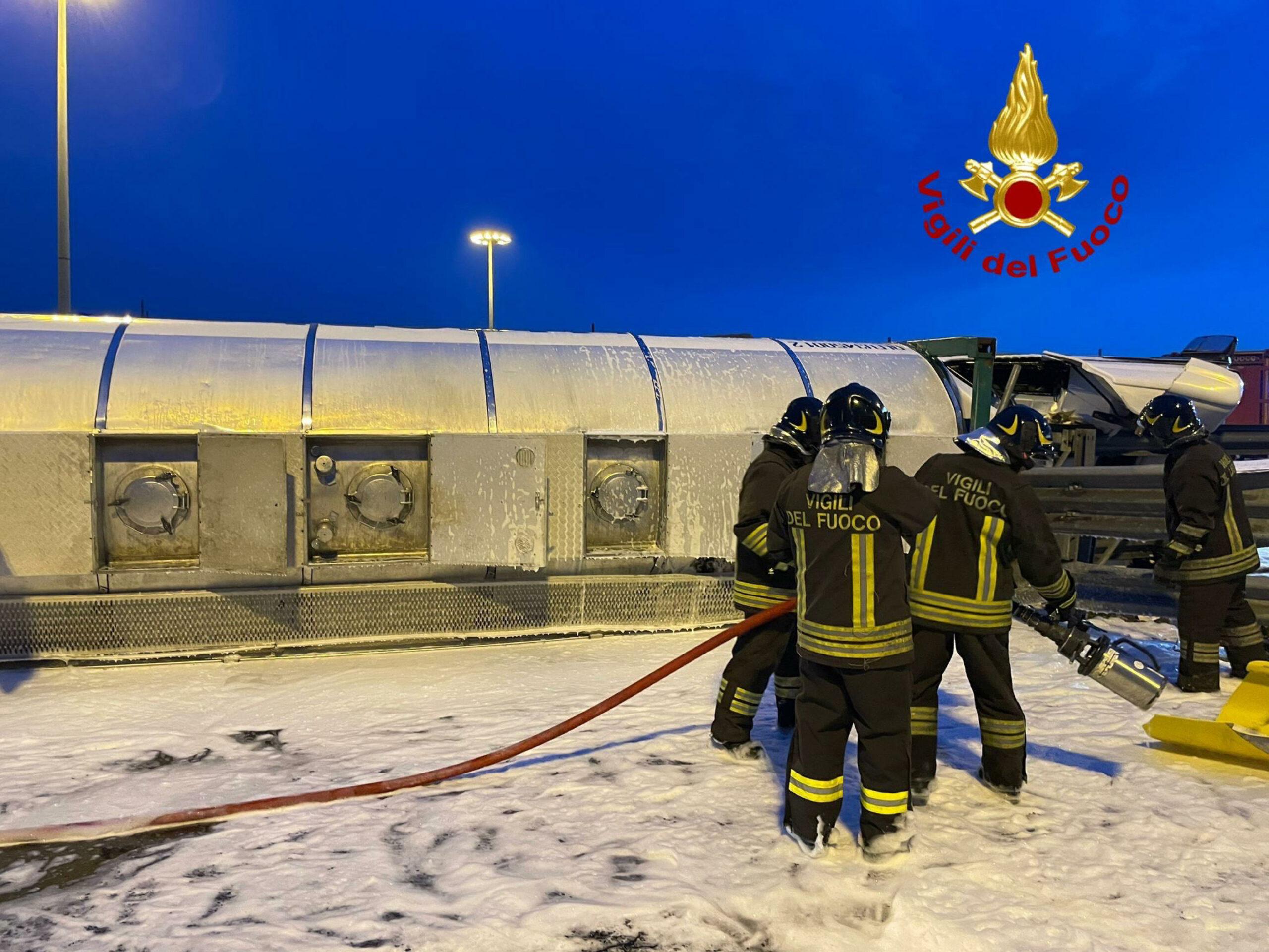 Perugia, incendio alla Novaplast di Ferriera di Torgiano: visibile da lontano una colonna di fumo altissima