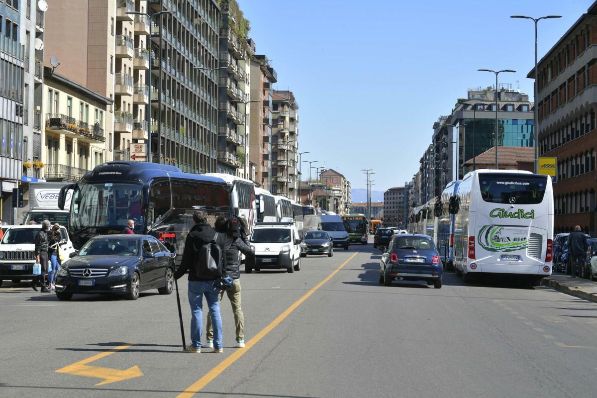 Milano, incidente in via Melchiorre Gioia: scontro tra un furgone e una moto, morto un centauro di 48 anni