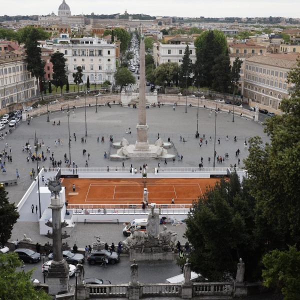 Esposto del Codacons contro il campo da tennis allestito a Piazza del Popolo, a Roma: “Reato contro il patrimonio culturale italiano”