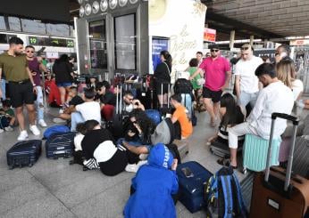 Catania, chiuso l’aeroporto e sospesi i voli per l’eruzione dell’Etna: quando riapre? | FOTO