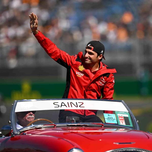 Formula 1, Carlos Sainz smentisce l’addio Ferrari: “Voglio restare qui a lungo”