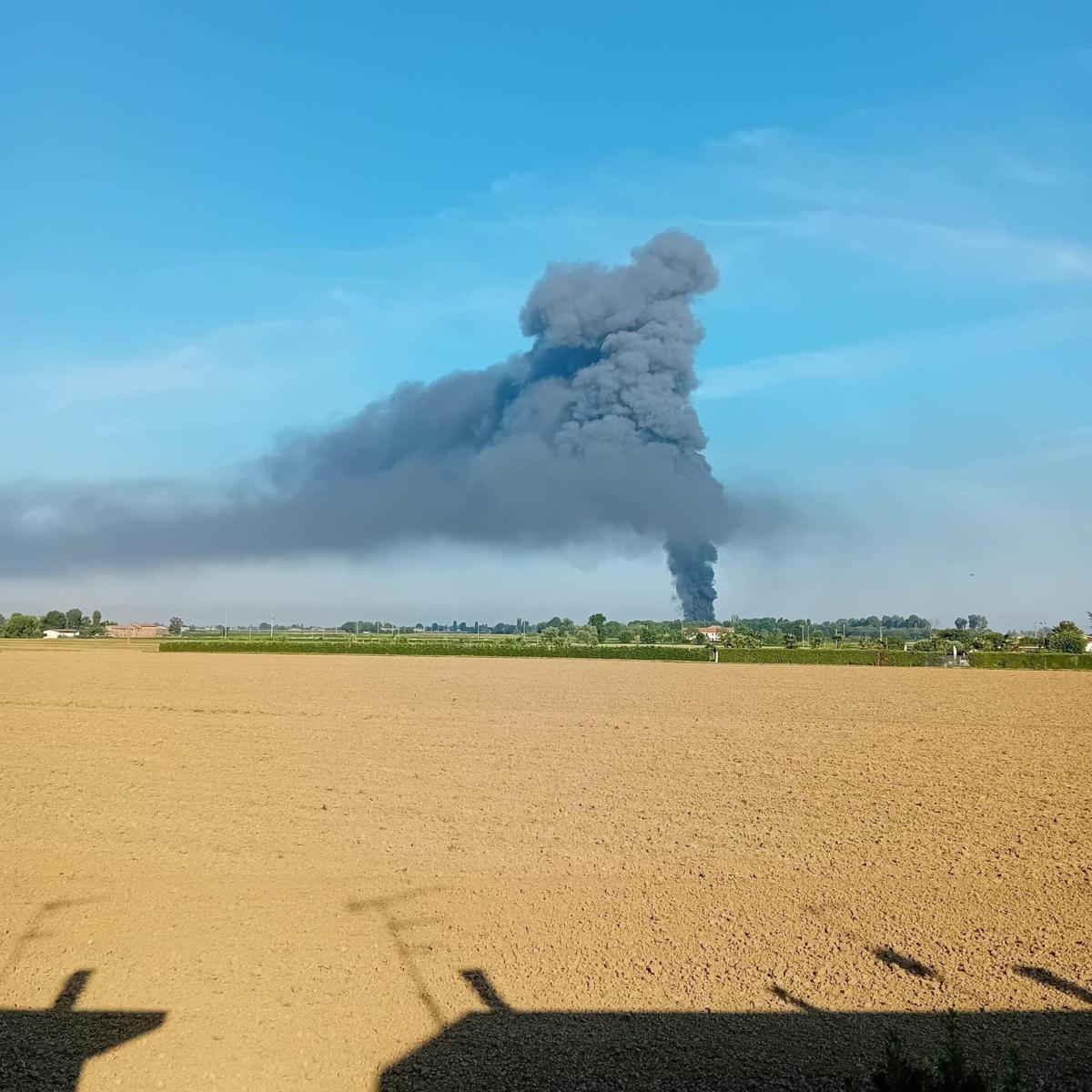 Ferrara, vasto incendio in una fabbrica di plastica a Fiscaglia: due feriti gravi. Il sindaco: “Evacuati i residenti” | FOTO