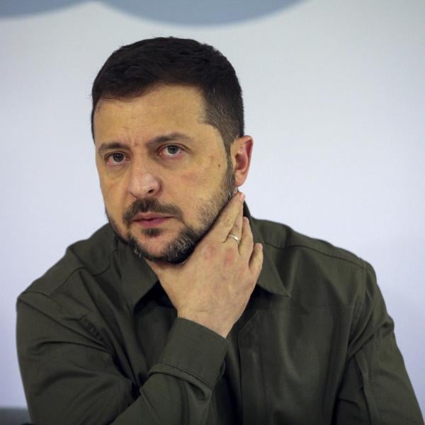 Ucraina, Zelensky onora i 600 giorni di guerra: “Prevarremo senza dubbio”