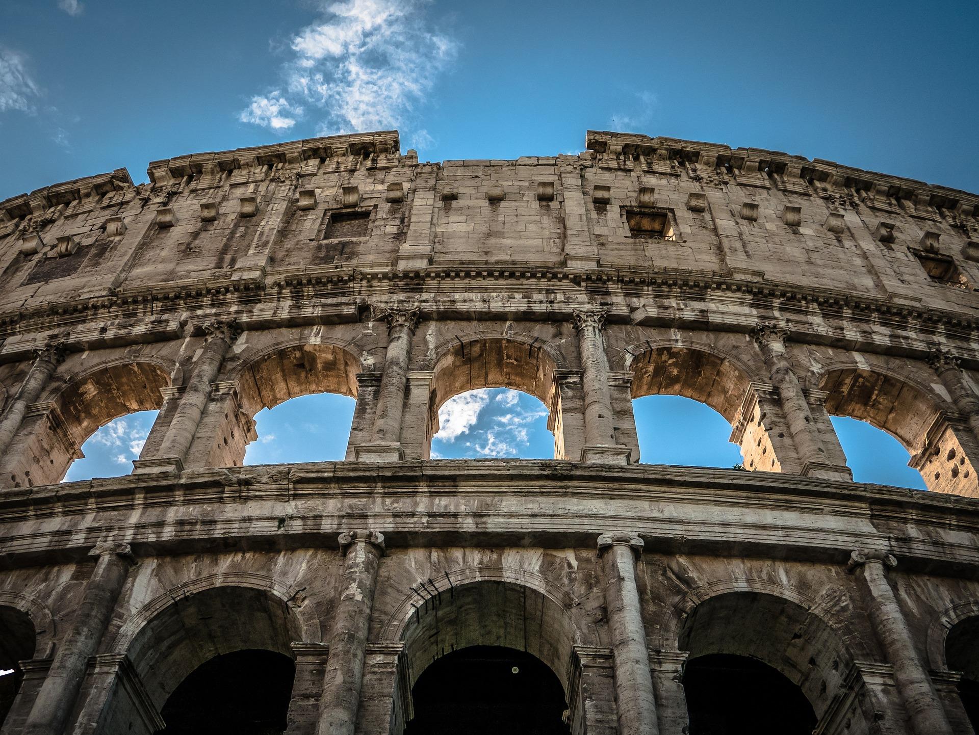 Apertura straordinaria musei, il Ministro Sangiuliano in visita al Colosseo: “sfruttare al massimo turismo e cultura nei giorni festivi”