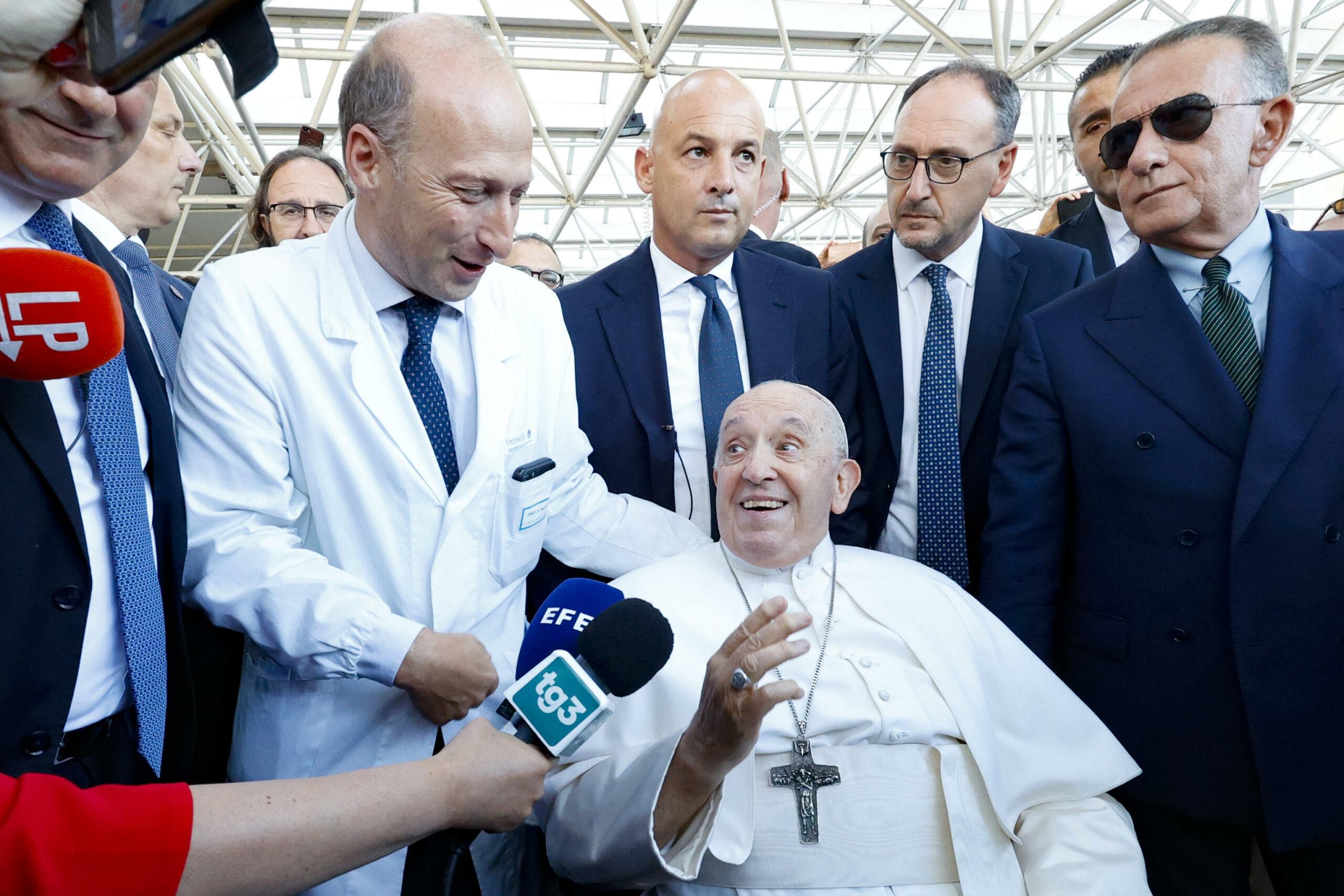 Chirurgo del Papa indagato, Sergio Alfieri andava a convegni anziché in sala operatoria