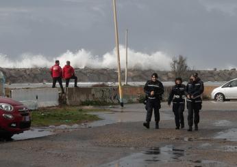 Maltempo a Roma, interventi in tutta la città. A Ostia crolla parte della banchina di protezione | FOTO