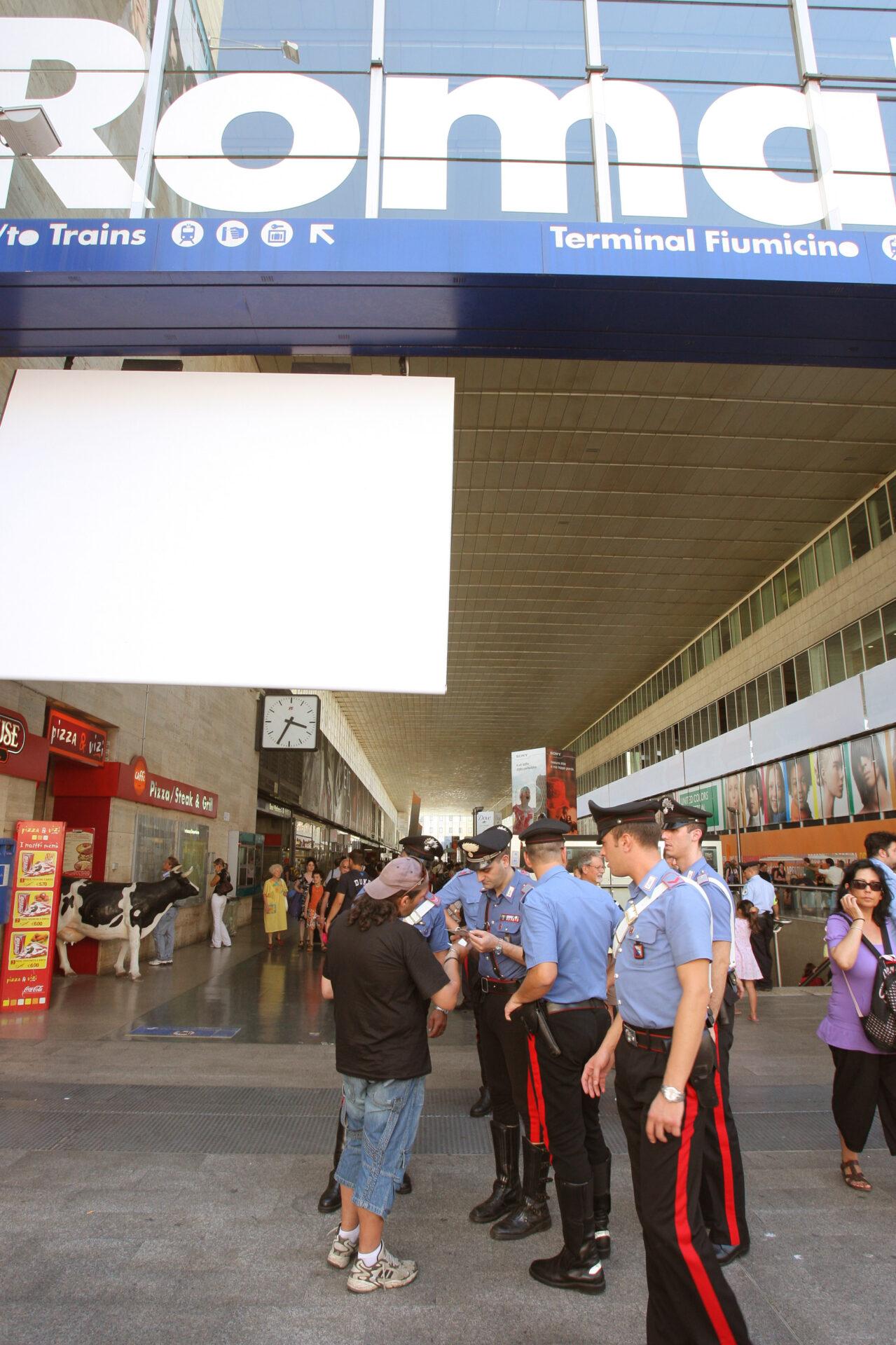 Roma, turisti americani rapinati e minacciati con una pistola a Termini