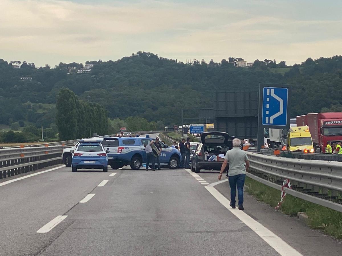 Novara, incendio sulla tangenziale provocato da un’autocisterna