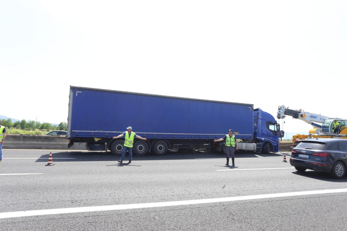 Incidente Lecco-Bellabio oggi, camion si ribalta: muore conducente