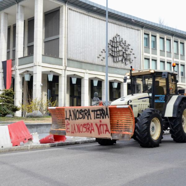 Proteste agricoltori, Foti (FdI): “Governo sempre con loro”, ma Richetti (Azione) critica: “Tornati indietro sul Green Deal”| VIDEO