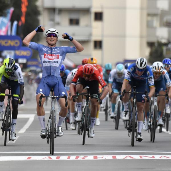 Tirreno-Adriatico 2024: a Follonica vince Philipsen, Ayuso resta leader