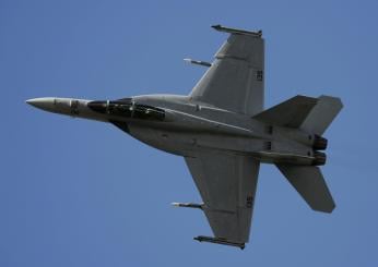 Spagna, incidente aereo a Peralejos: F18 si schianta durante un’esercitazione, morto il pilota | FOTO