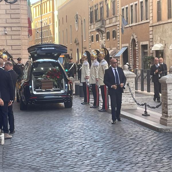 Camera ardente di Giorgio Napolitano, l’arrivo del feretro al Senato | VIDEO