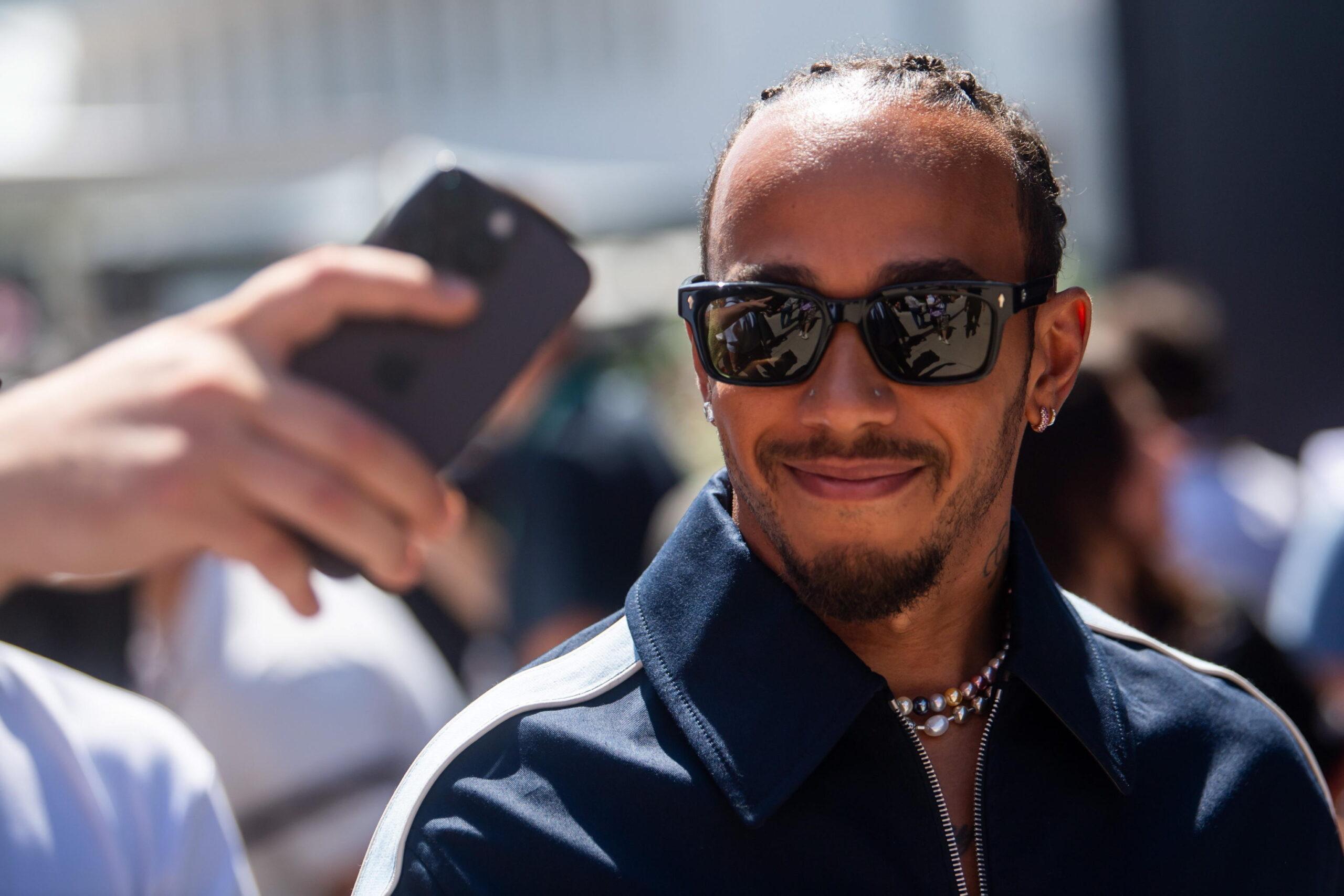 F1, Lewis Hamilton alle stelle dopo la pole in Ungheria: “Ho perso la voce”