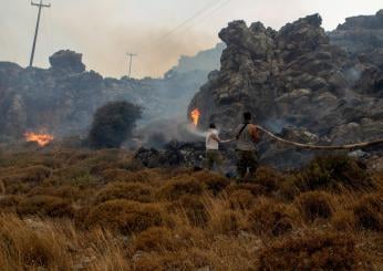 Grecia, vasto incendio a Rodi: migliaia di turisti portati in salvo