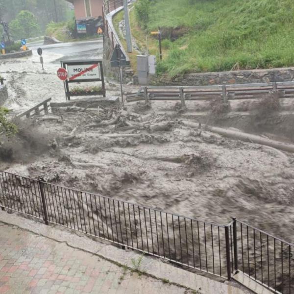 Maltempo a Cogne, alluvione fa esondare fiumi e torrenti: una frana isola il paese | VIDEO