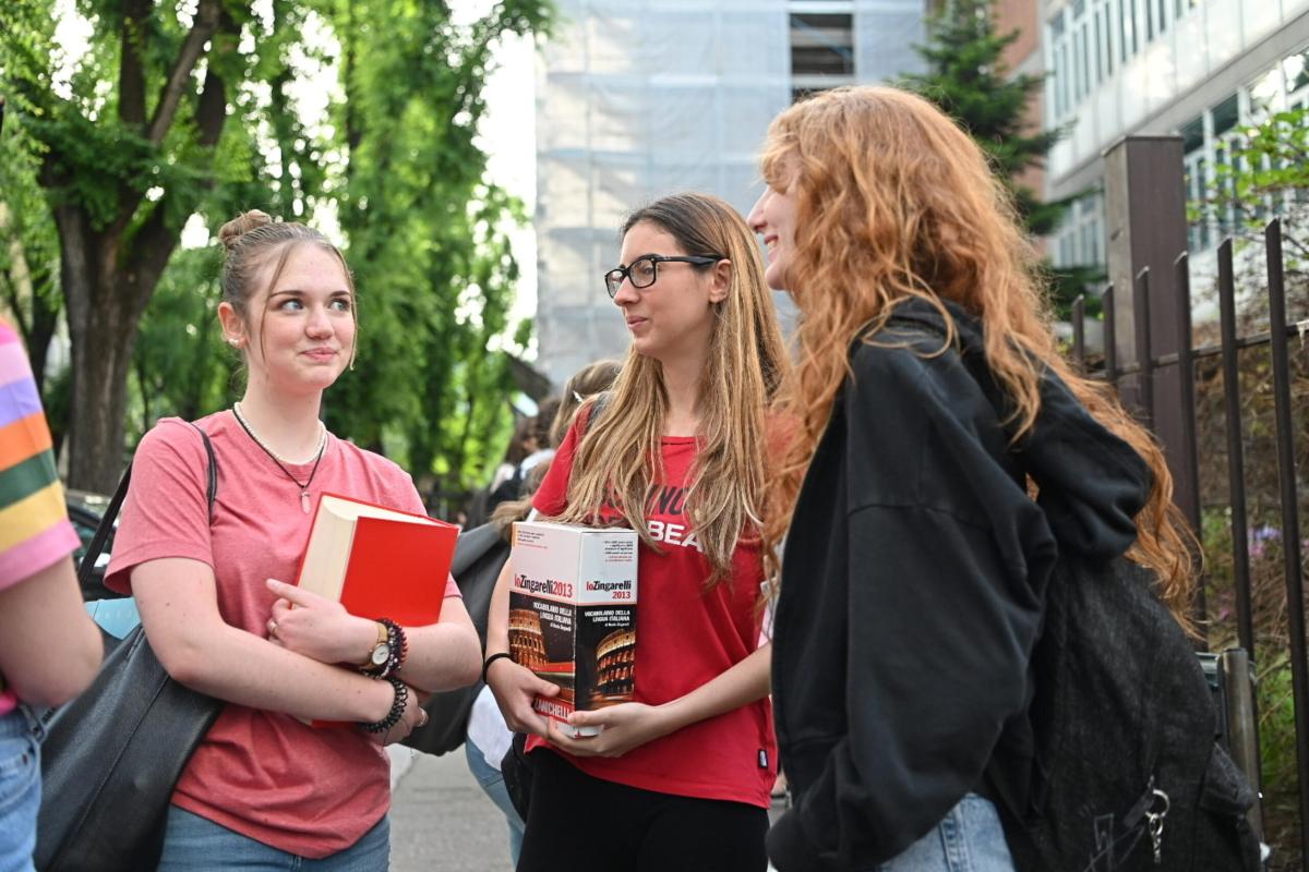 Maturità 2023, prima prova scritta di italiano. Gli studenti del liceo “Francesco d’Assisi” di Roma sono sicuri: “Usciranno guerra in Ucraina e Manzoni” | VIDEO