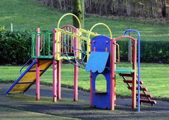 Shock in un parco giochi per bambini a Sulmona: due 20enni beccati a fare sesso sotto una tovaglia da pic-nic