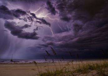 Cosa attira i fulmini in spiaggia? Ecco come evitare ogni pericolo