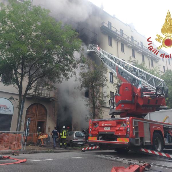 Milano, grave incendio in un’autofficina. Evacuato il palazzo: 3 morti e quattro feriti nell’edificio a Gambara | VIDEO