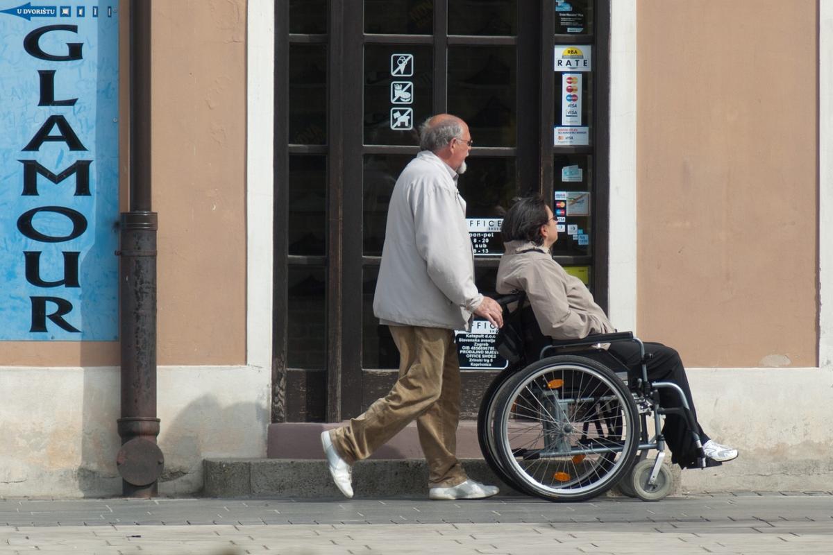 Pensioni: beato chi si prende cura dei disabili e anziani può richiedere un assegno di 1.500€ al mese grazie a una di queste tre misure. Ecco come