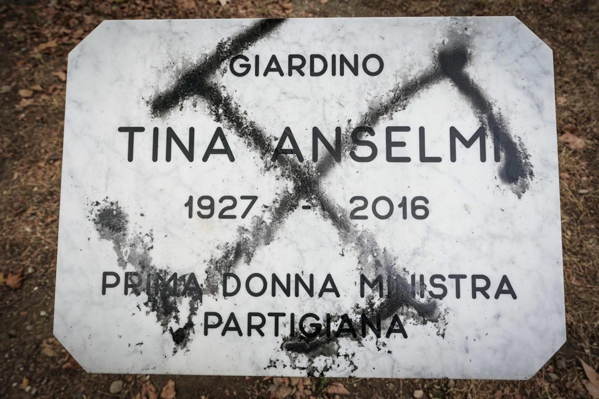 Torino, svastica sulla lapide intitolata a Tina Anselmi