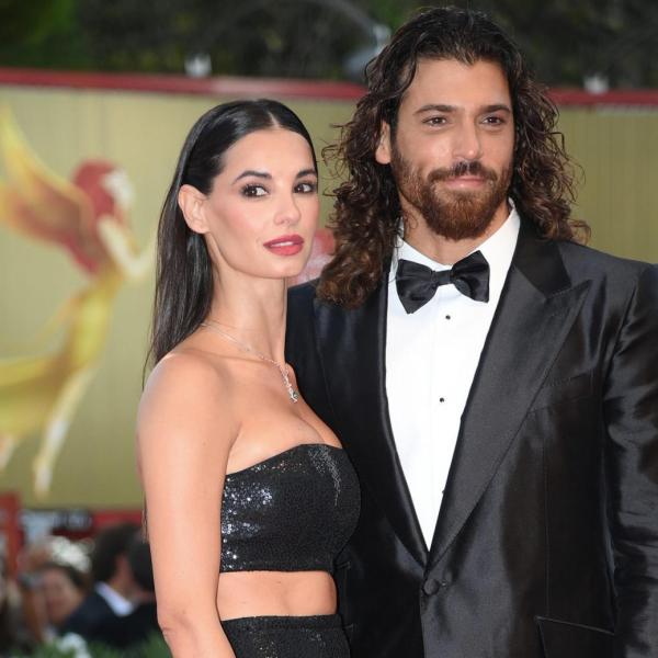 Venezia 79, sul settimo red carpet riflettori accesi su Can Yaman e Francesca Chillemi