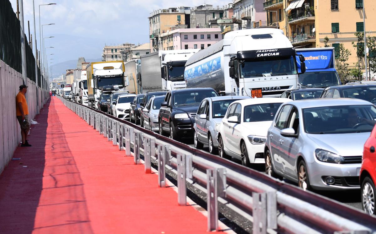 Genova, cede la carreggiata sul lungomare Canepa per un guasto ad u…