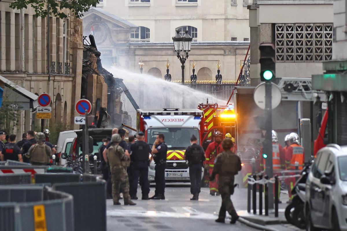 Esplosione a Parigi, in fiamme alcuni palazzi del centro: diversi i…