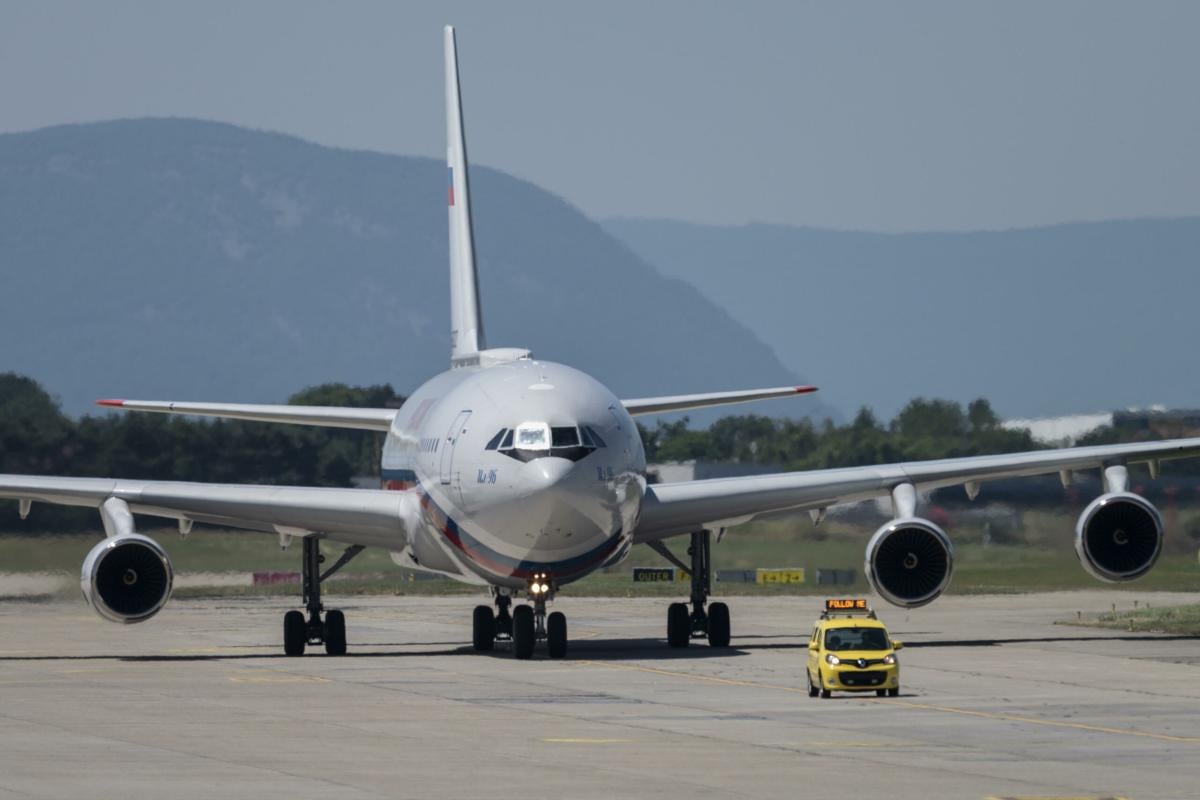 Pescara, atterraggio d’emergenza per un aereo diretto a Parigi: un uomo ubriaco ha seminato il panico a bordo