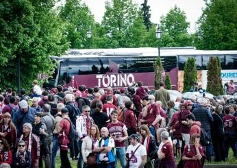 Torino, video shock durante l’omaggio a Superga: i giocatori sul pullman insultano i tifosi granata