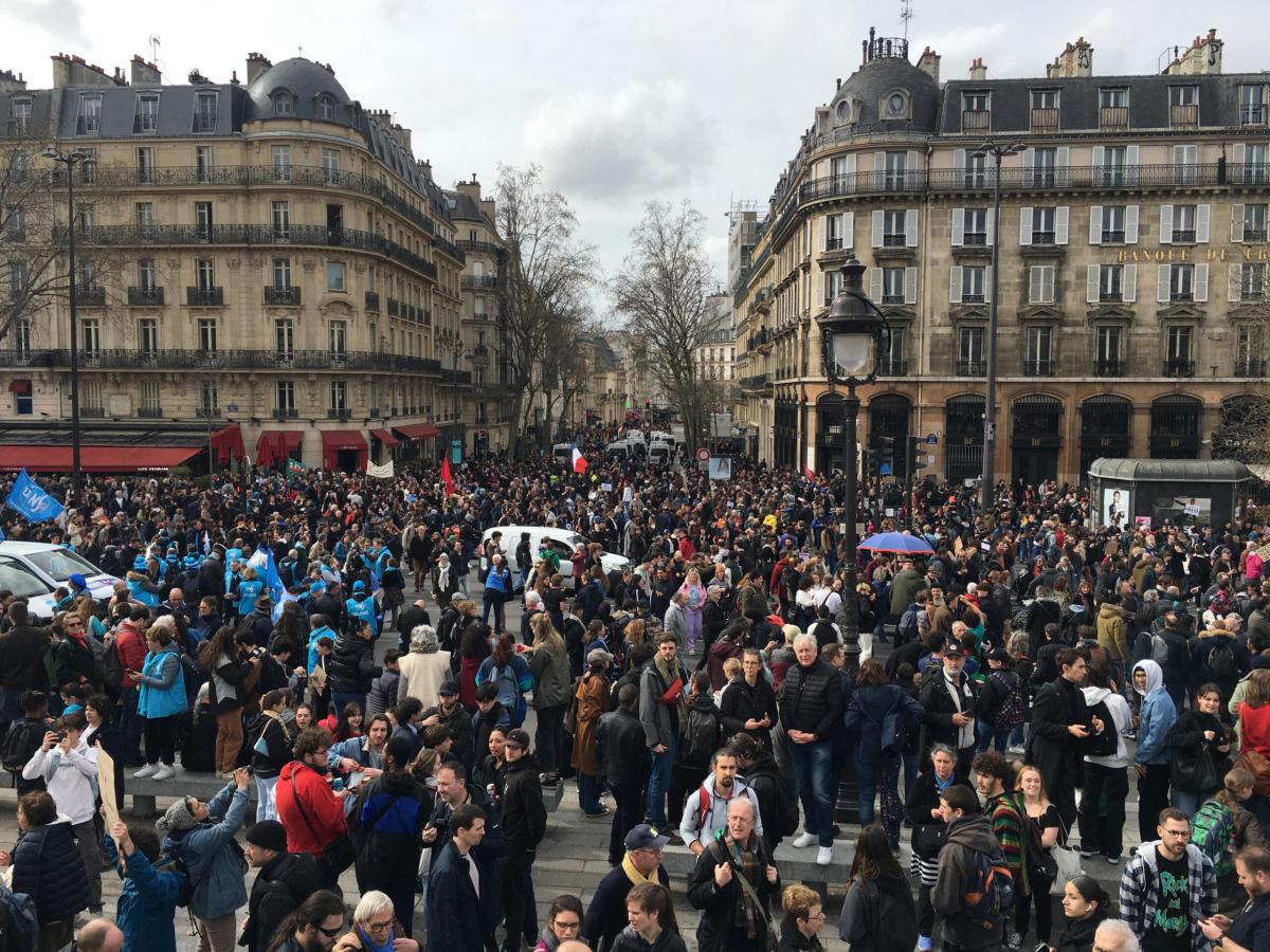 Francia, cittadini in piazza per manifestare: partito il corteo contro il Rassemblement National di Le Pen. Hollande si candida con il “Nuovo Fronte Popolare” | VIDEO