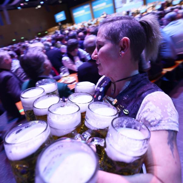 Germania, apre la prima birreria analcolica per l’Oktoberfest di Monaco di Baviera: si chiamerà ‘Die Null’