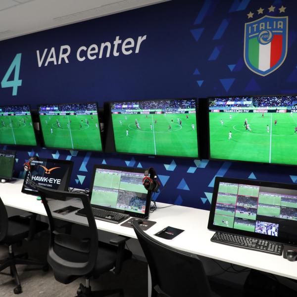 In serie A il Var sta uccidendo il gioco del calcio e gli arbitri non dirigono più loro le partite