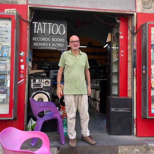 Napoli, Tattoo Records chiude i battenti dopo 41 anni. Il proprietario: “Le istituzioni ci hanno abbandonato. Giovani e adulti pensano solo a mangiare. E’ la morte della cultura”