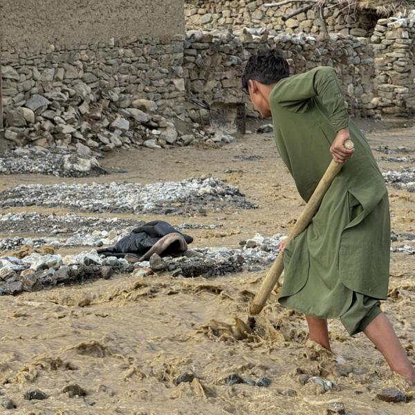 Afghanistan colpito da violente alluvioni: sono oltre trecento le vittime nel nord-est | VIDEO